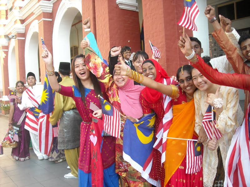 Pakaian-Tradisional-Suntik-Semangat-Muhibah - The Malaysia Life