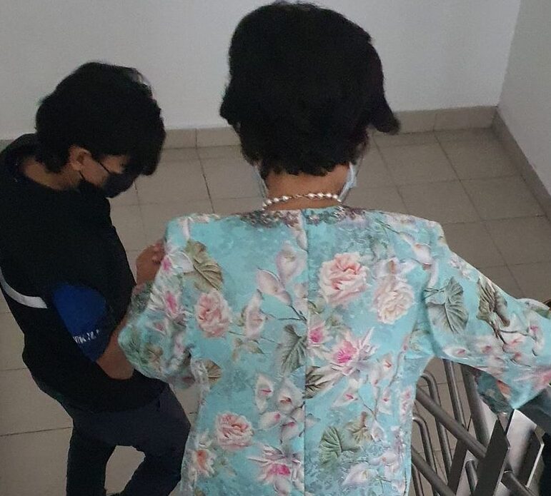Akibat lif pejabat rosak, Tun Hasmah terpaksa guna tangga dari tingkat 5 Akibat lif pejabat rosak, Tun Hasmah terpaksa guna tangga dari tingkat 5