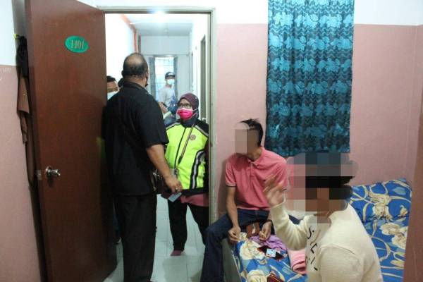 Kantoi !!! Janda dicekup buat “projek” dengan lelaki dalam bilik