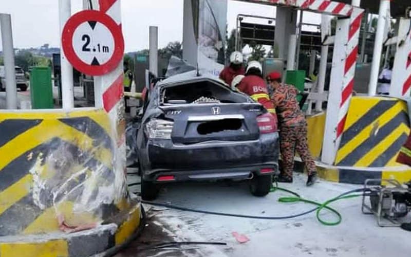 Pemandu langgar palang tol disahkan meninggal