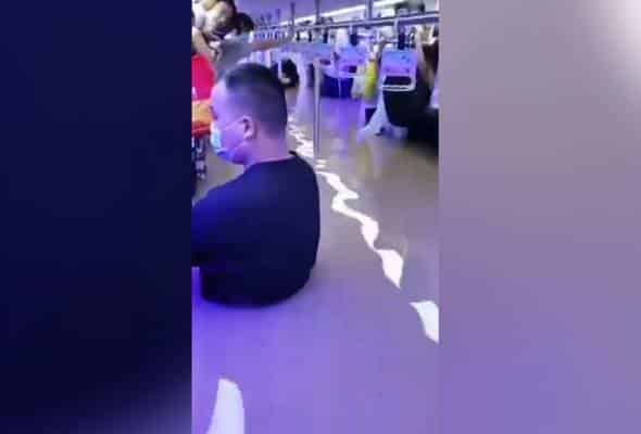 Penumpang tren terpaksa harung banjir dalam gerabak