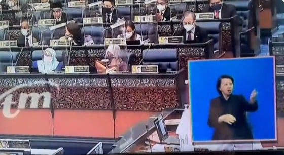 Kecoh !!! Sampai berpusing tangan penterjemah bahasa isyarat parlimen